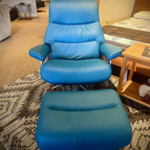 front view of the Stressless View recliner in Crystal blue size large with footstool